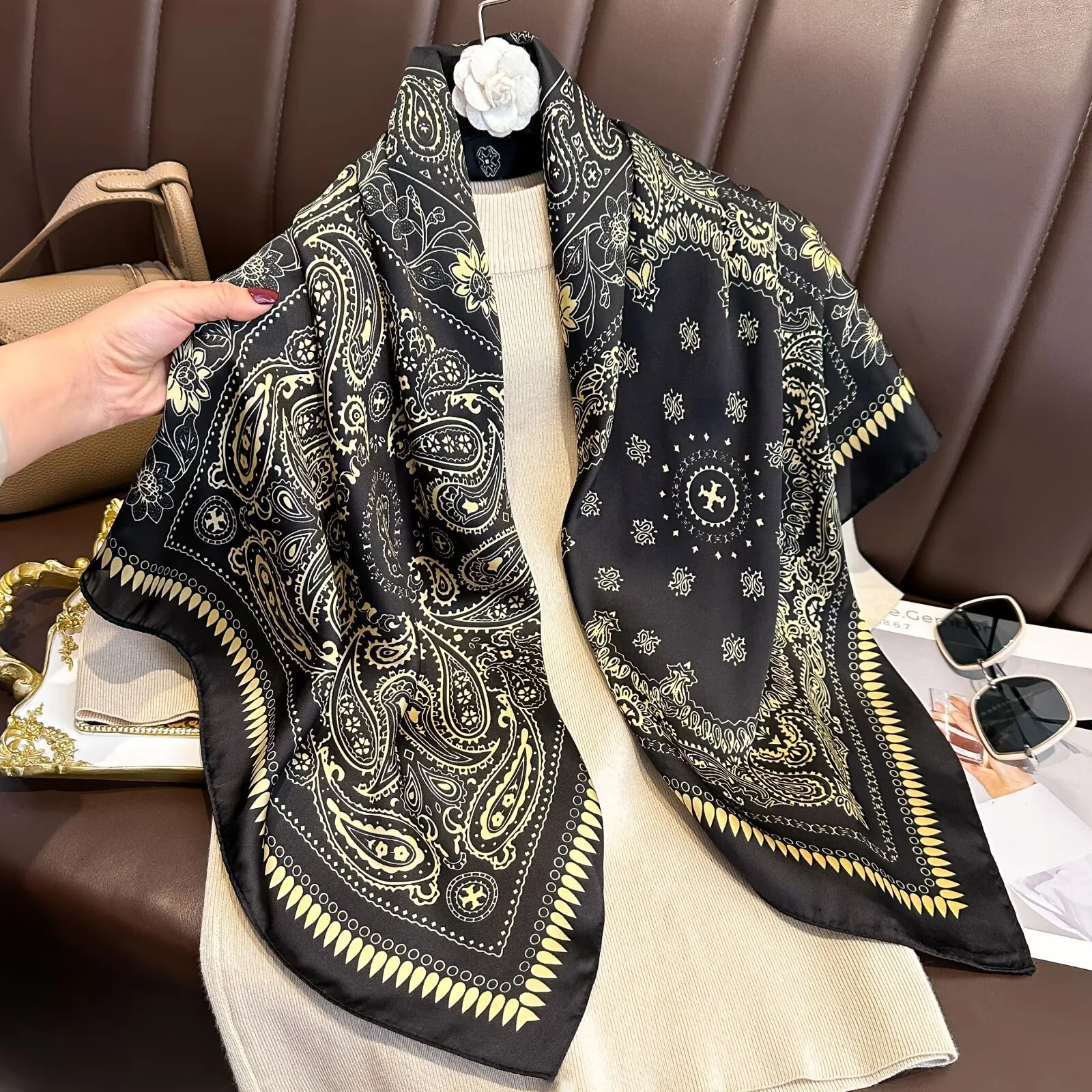 Noir Paisley